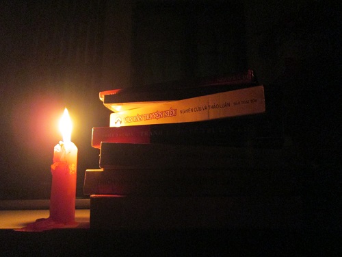 đèn và sách